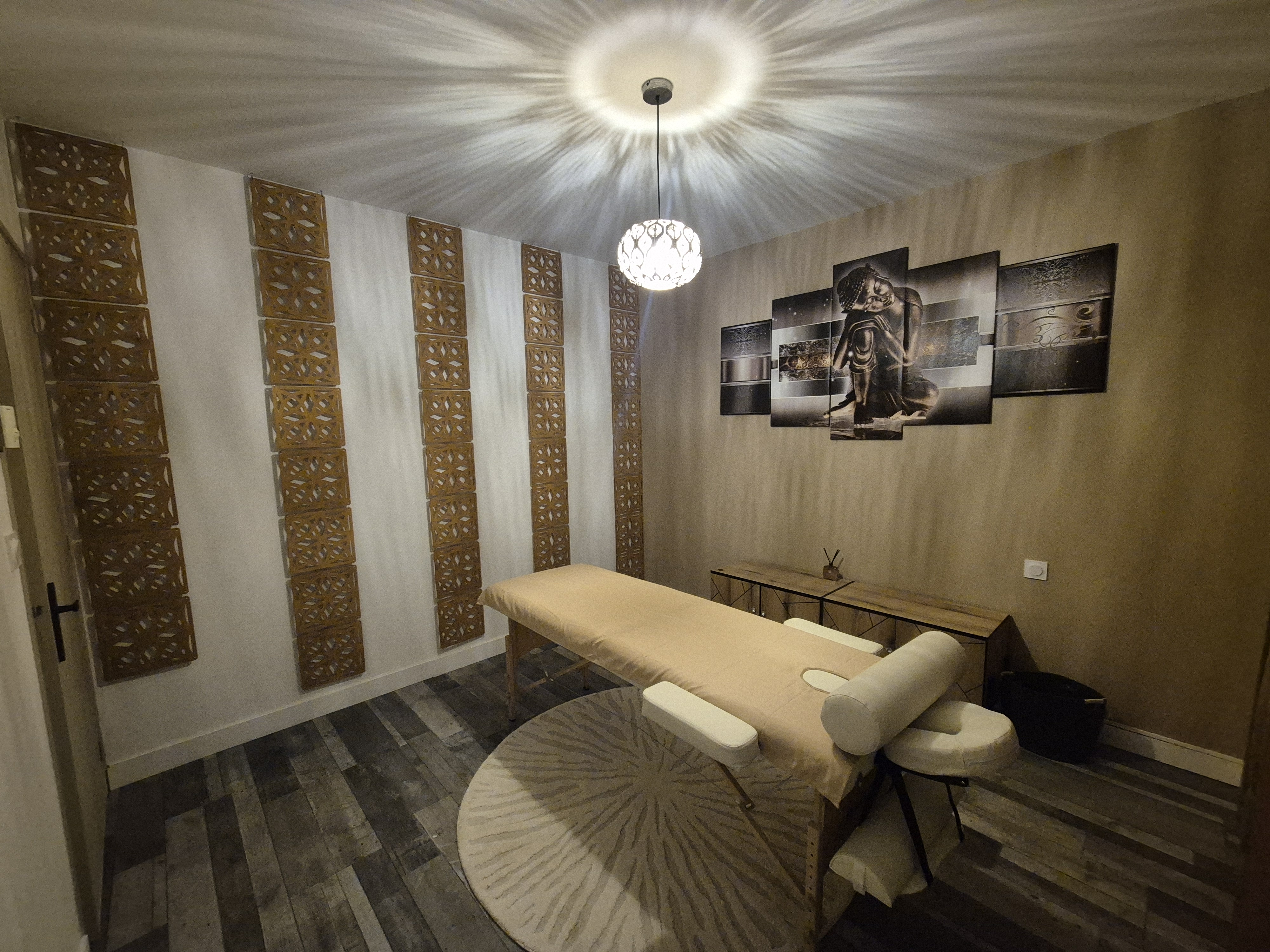 Salon de massage avec décoration orientale